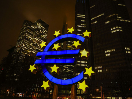 Evro nakratko pao ispod pariteta u odnosu na dolar