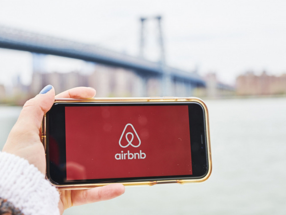 Airbnb očekuje slabije rezervacije do kraja godine, akcije padaju