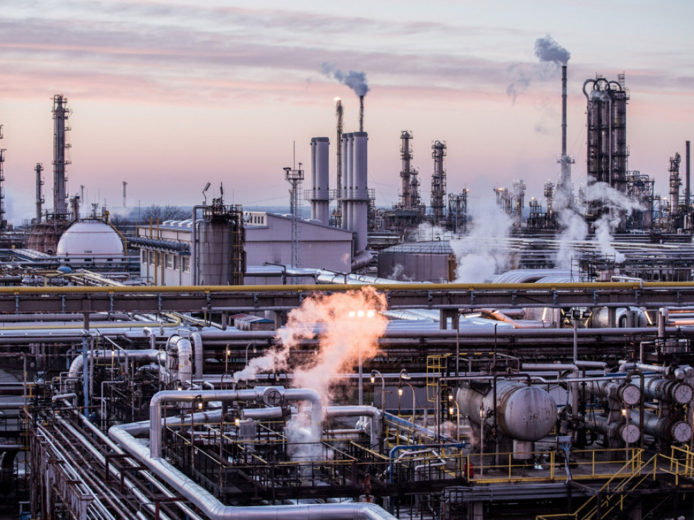 Cijena nafte pada, ali ide ka prvom mjesečnom dobitku od maja