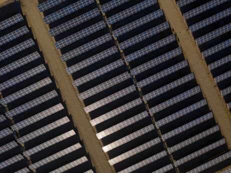 UAE pozivaju tvrtke da se licitiraju za 40% udjela u solarnoj elektrani od 1,5 GW