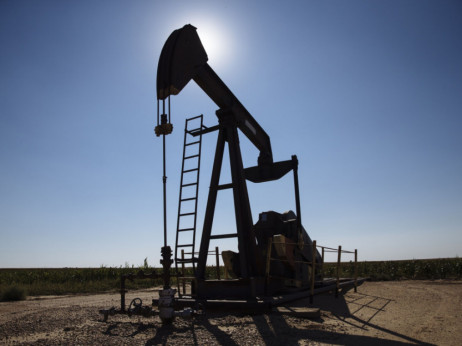 Nafta raste zbog smanjenih zaliha u SAD-u i većeg rizika
