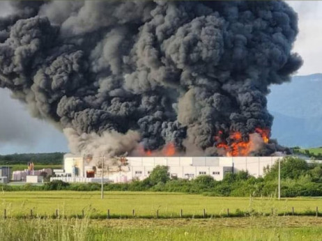 Veliki požar u Bihaću, gori fabrika stiropora