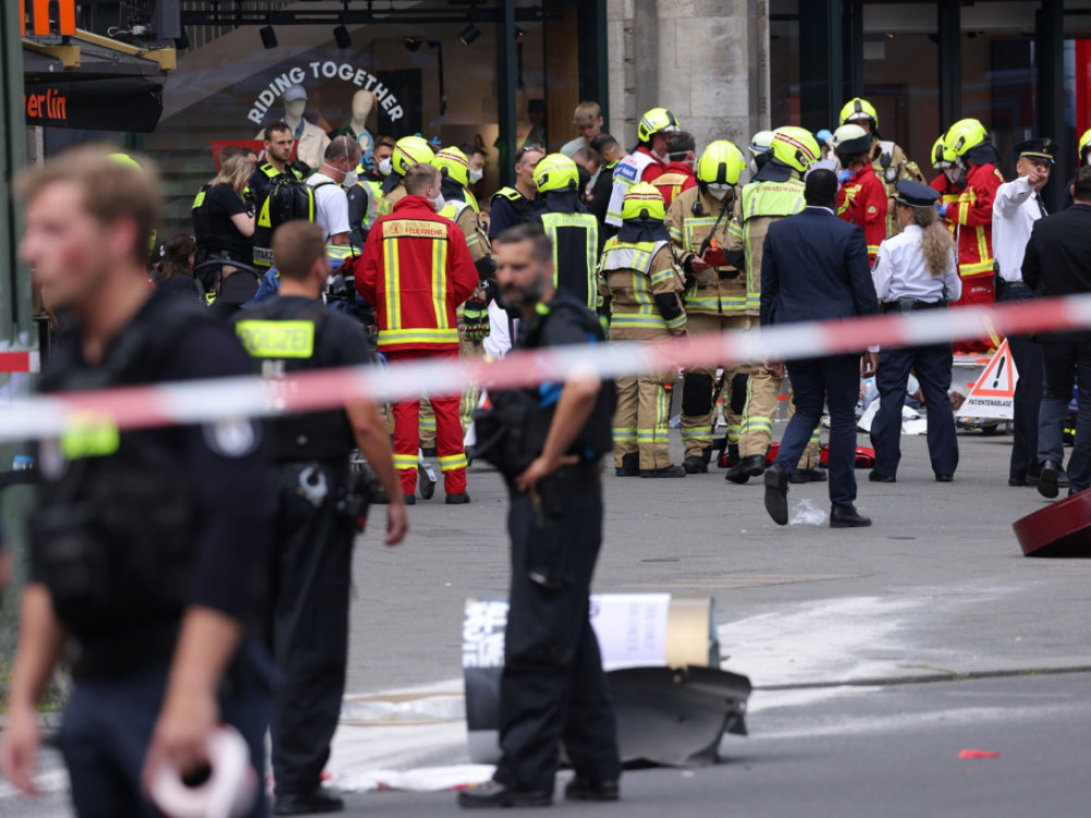 Jedna osoba poginula u Berlinu nakon što se auto zabilo u masu ljudi