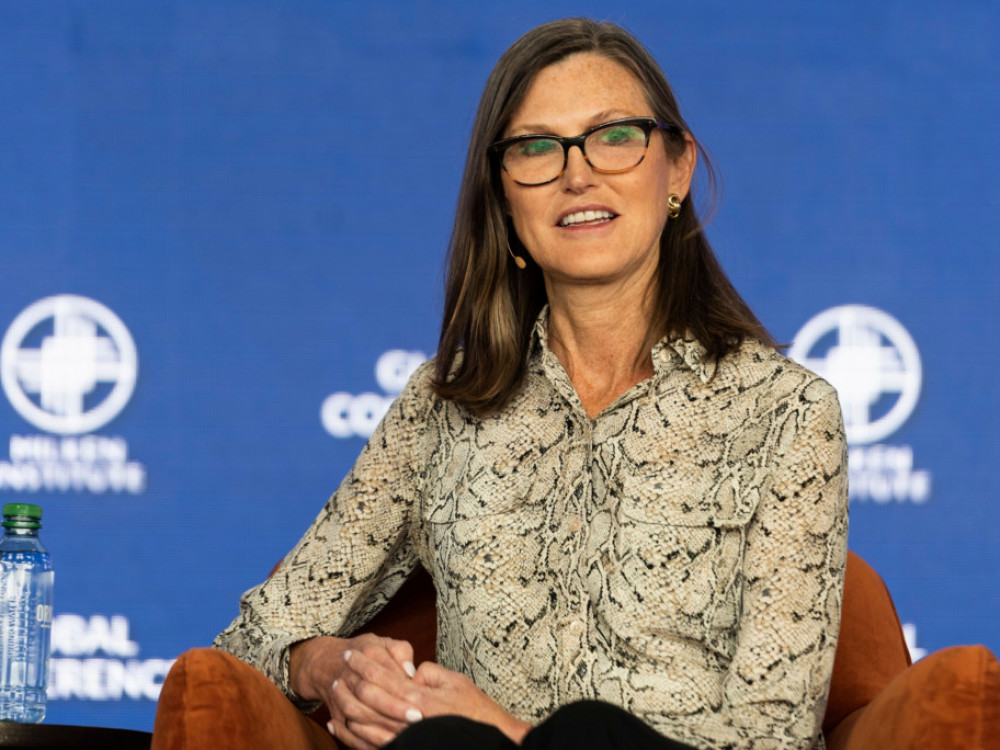 Cathie Wood nastavlja da kupuje akcije Coinbasea