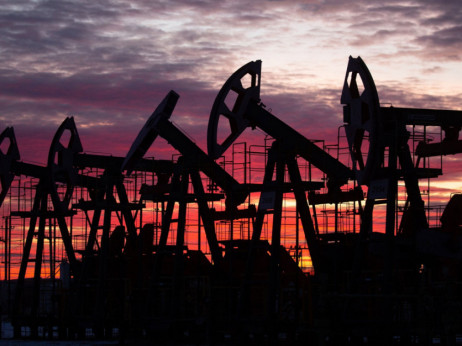 Dok trgovci odmjeravaju potražnju, raste cijena sirove nafte