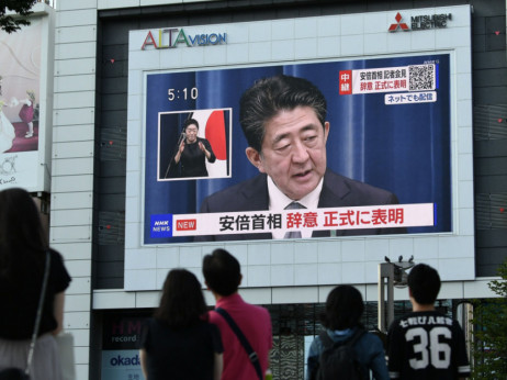 Jen raste nakon atentata na Abea, bivšeg premijera s jakim ekonomskim pečatom