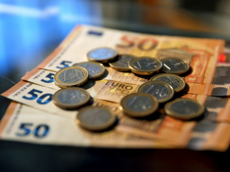 Knez: Euro bi mogao pasti na 0,95 dolara