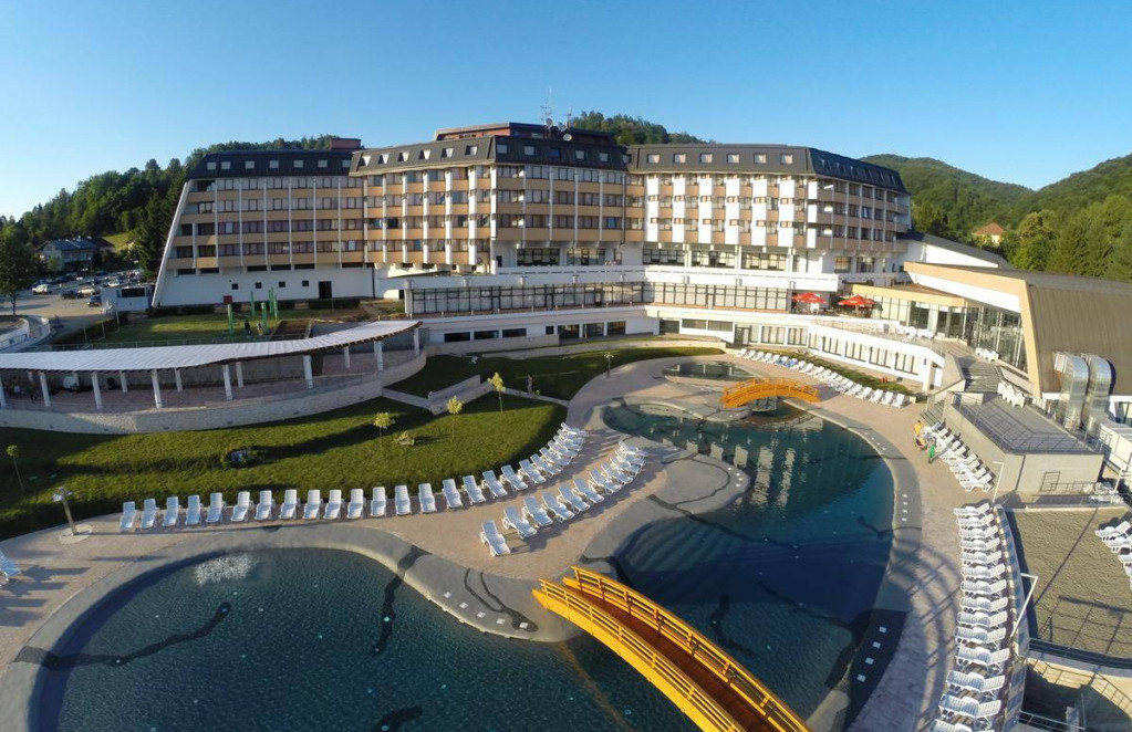 Pet stvari za početak dana: Pad izvoza, nova zaduženja i prodaja Banje Vrućice