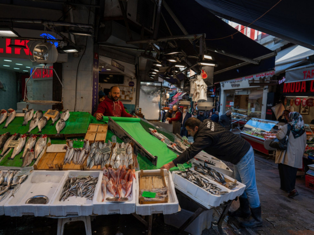 Turska igra igru čekanja s kamatnim stopama dok inflacija bjesni