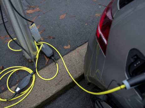 Francuska planira subvencionisati lizing električnih automobila