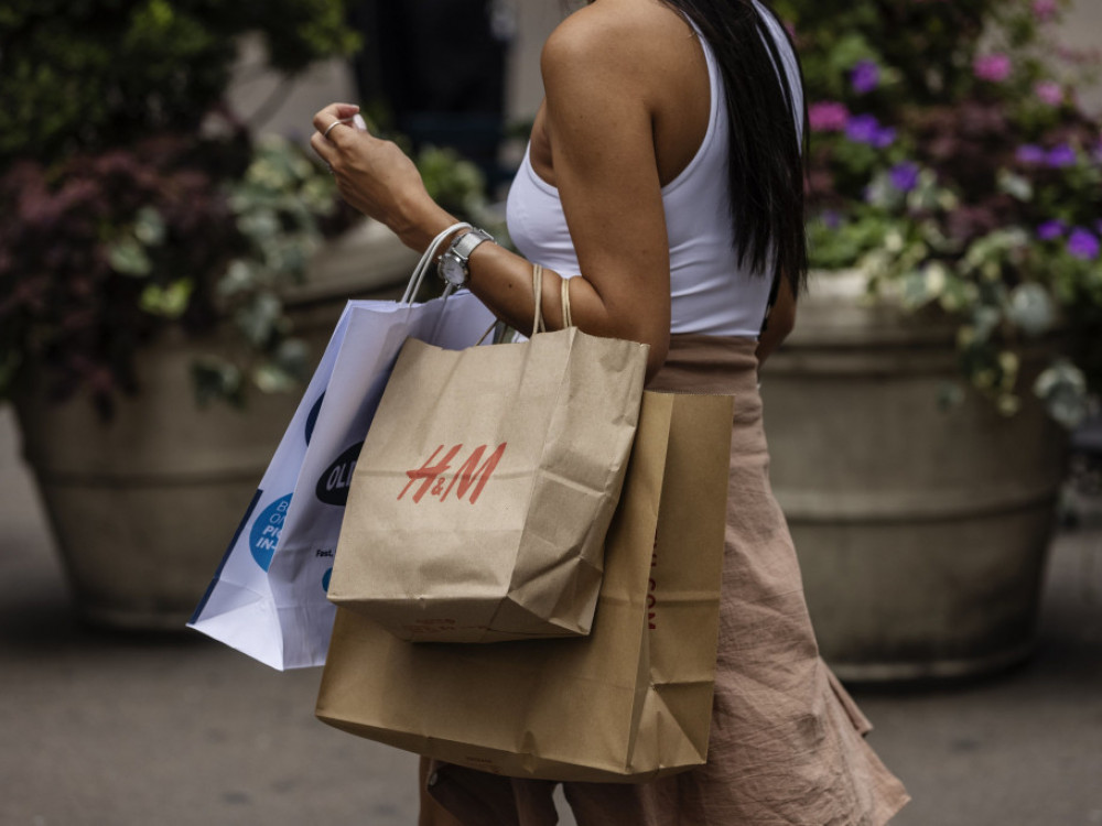 H&M: Razmatramo uvođenje naplate povrata odjeće kupljene online