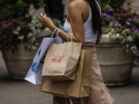 H&M: Razmatramo uvođenje naplate povrata odjeće kupljene online