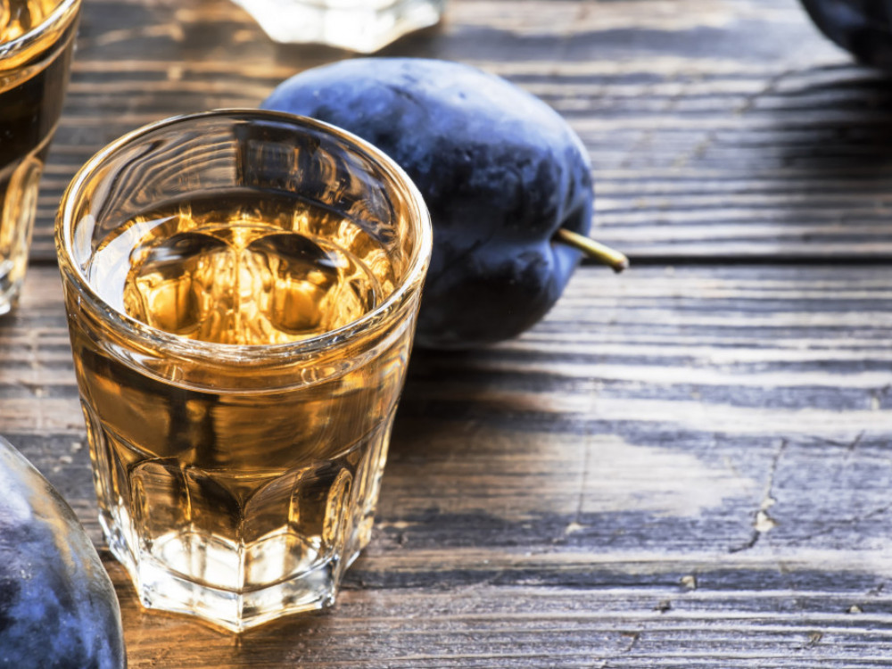 Rakija u BiH ima stoljetnu tradiciju, a i pored kvaliteta najjeftinija je u regiji