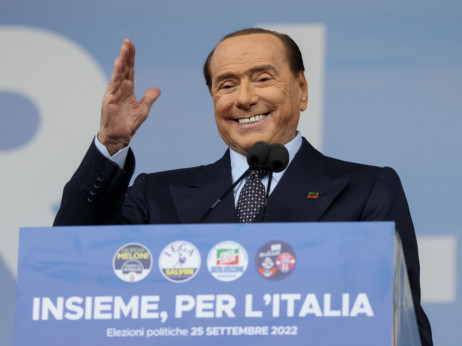 Berlusconi opet hospitaliziran, završio na intenzivnoj