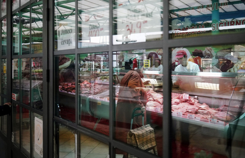 Inflacija u Srbiji usporila na 13,7 odsto, najviše poskupjela hrana