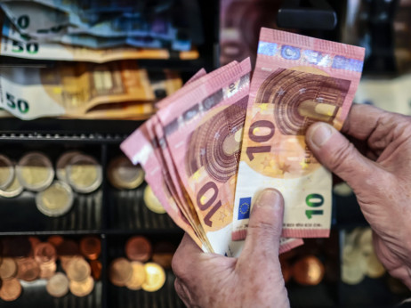 Evropljani vjerni štednji u bankama, ali ih to skupo košta