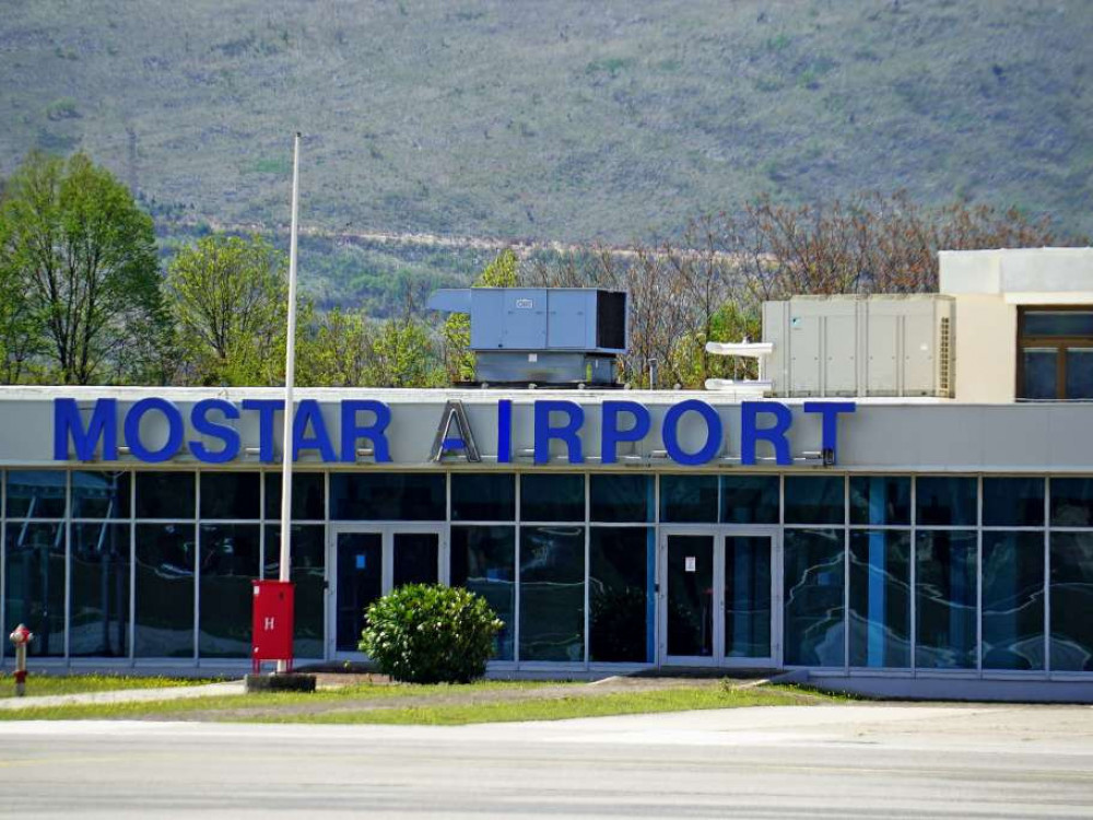 Uvođenje linije za Zagreb obilježava slijetanje zrakoplova Dash 8-Q4 na mostarski aerodrom