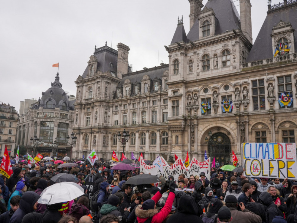 Macron potpisao kontroverzni mirovinski zakon, nastavljaju se prosvjedi