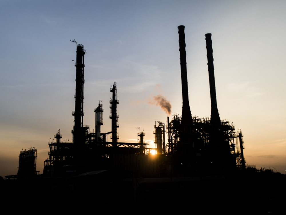 Nafta raste sa slabijim dolarom i zastojima u opskrbi