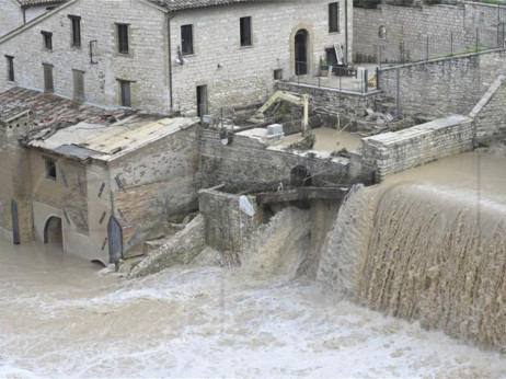 Poplave pogodile i Italiju, evakuirano 900 ljudi
