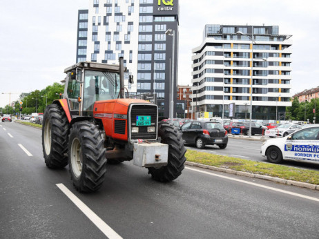 Poljoprivrednici u Srbiji blokiraju puteve, traže veće subvencije
