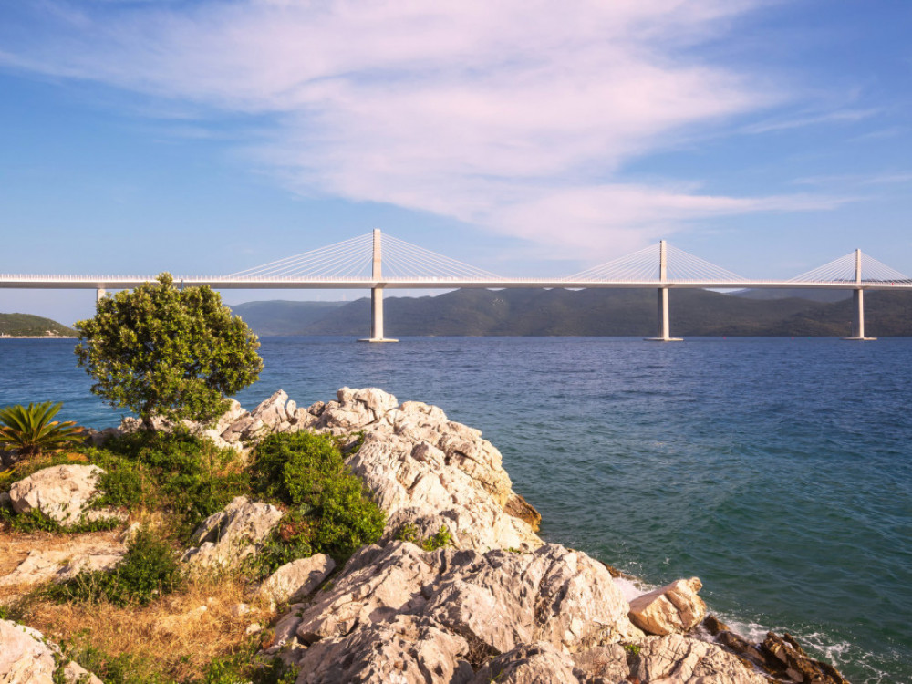 Pelješki most smanjio pritisak na granični prijelaz Neum, broj turista ne opada