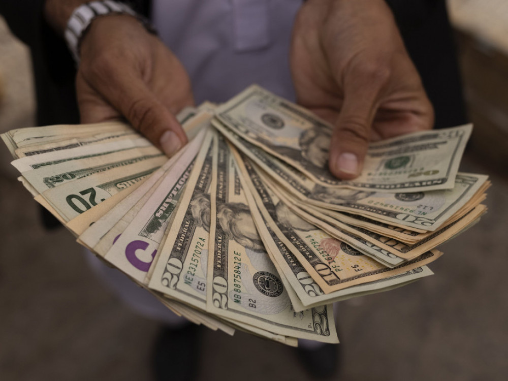 Hedž fondovi se klade na pad dolara