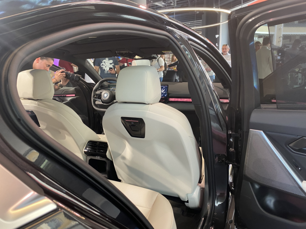 Veganska koža i električni model postali standard za BMW Seriju 5