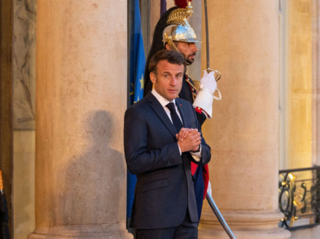 Macron želi izborima vratiti kormilo centru