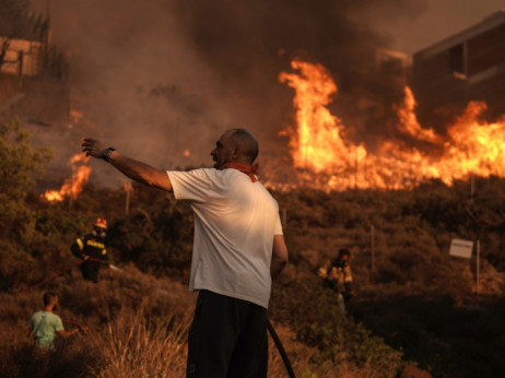 Na grčkom Rodosu bukti požar, evakuirano 30 tisuća stanovnika i turista