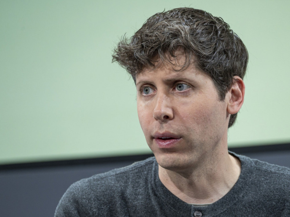 Microsoft i drugi investitori traže da OpenAI vrati Altmana