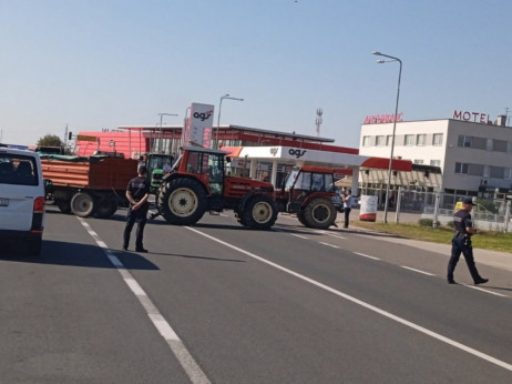 Obustavljen promet na GP Orašje, poljoprivrednici blokirali prelaz