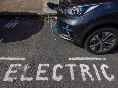 UK i EU blizu dogovoru o odgodi uvođenja carina na električna vozila