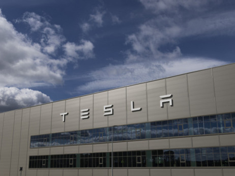 Tesla povlači dva milijuna vozila zbog nesigurne autonomne vožnje