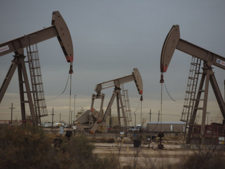 Nafta stabilna nakon pada od gotovo četiri posto zbog znakova obilne opskrbe