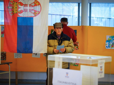 U Srbiji se održavaju vanredni parlamentarni, pokrajinski i lokalni izbori