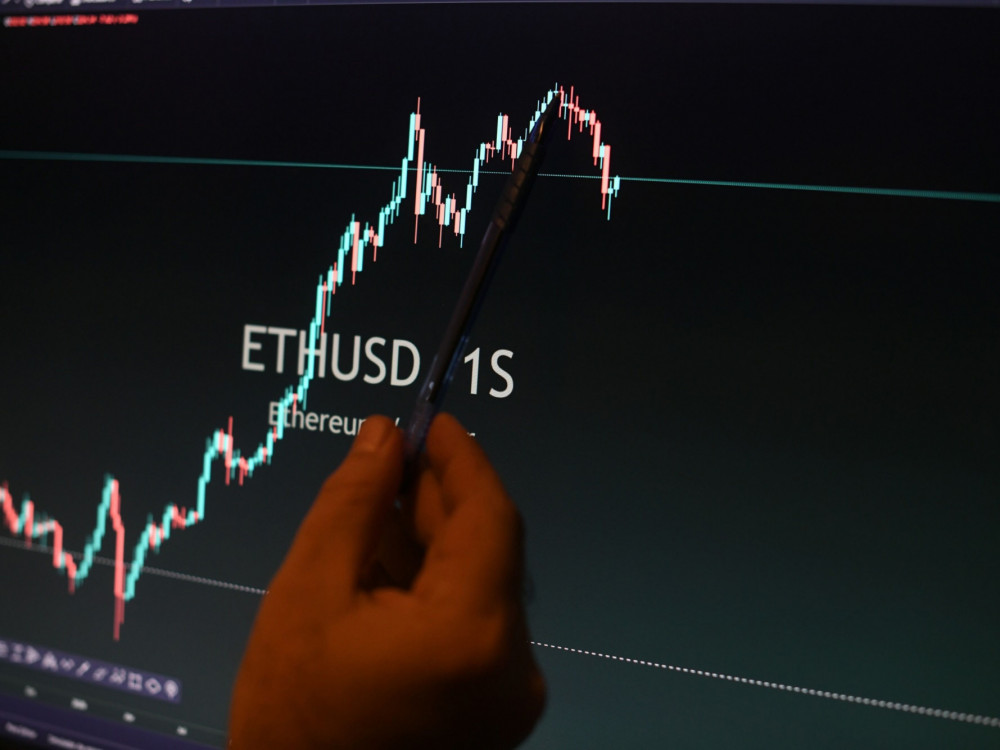 Pet stvari za početak dana: Električna vozila, kripto uspon i avionske linije