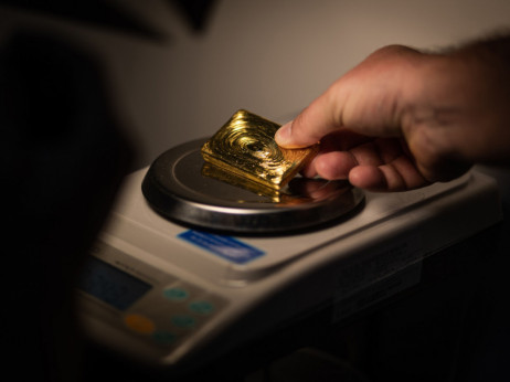 Cijena zlata pala s izgledima za smanjenje kamata u SAD-u