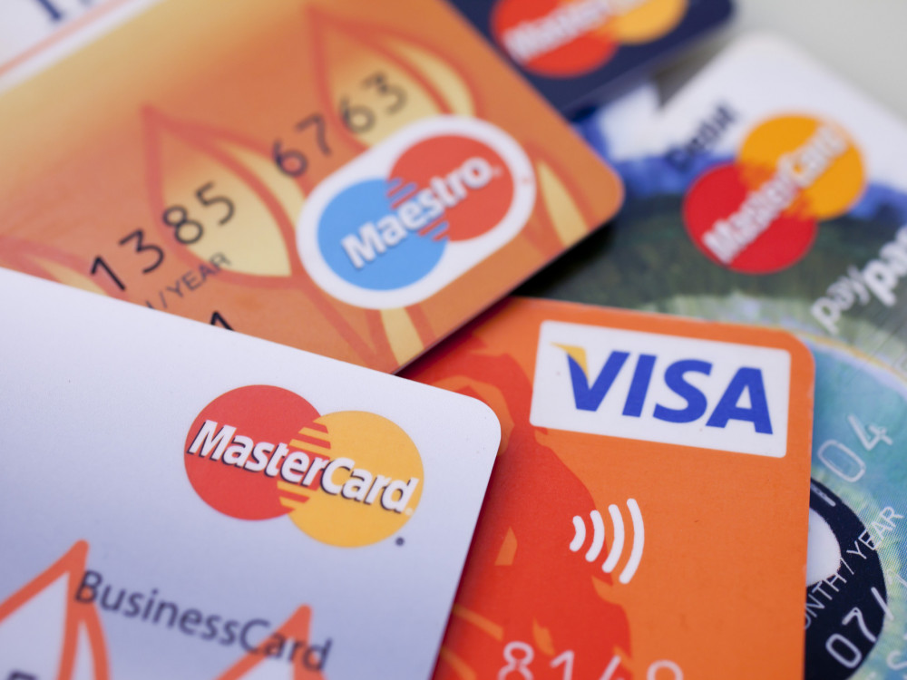 Raste broj kartica i online transakcija u BiH, Mastercard jači od Vise