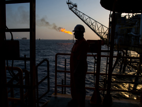 Nafta zadržava rast uz podatke o zalihama i sankcijama prema Iranu