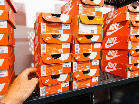 Akcije Nikea pale nakon upozorenja o padu prodaje