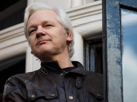Assange na slobodi, priznaće krivicu i okončati bitku sa SAD-om