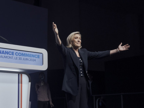Le Penina krajnja desnica pobjeđuje u prvom krugu, lovi francusku većinu