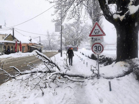 Snijeg pravi mnogo problema u snabdijevanju strujom – Pet stvari za danas