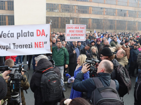 Poslodavci zbog minimalca protestirali pred Vladom FBiH, iznijeli jasne zahtjeve