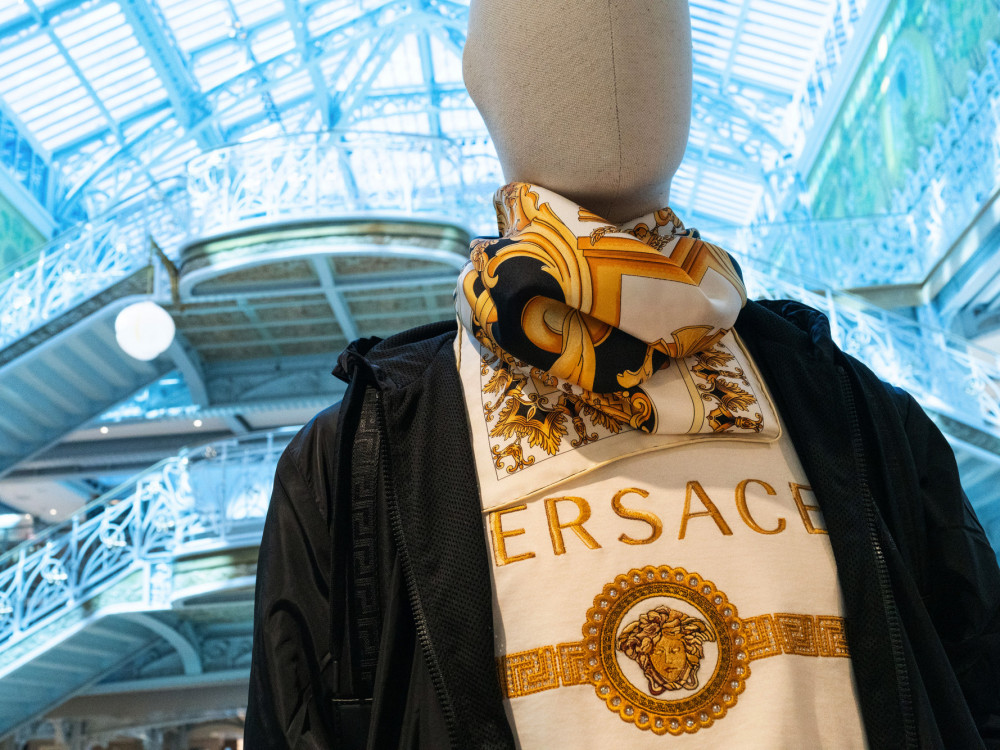 Prada preuzima Versace za 1,25 milijardi eura i učvršćuje lidersku poziciju u Italiji