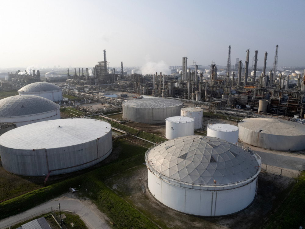 Nafta jača na krilima geopolitičkih tenzija i opreznog povećanja proizvodnje OPEC+