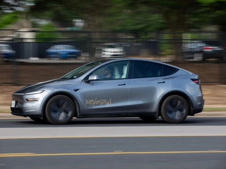 Musk bez pompe lansirao uslugu robotaksija