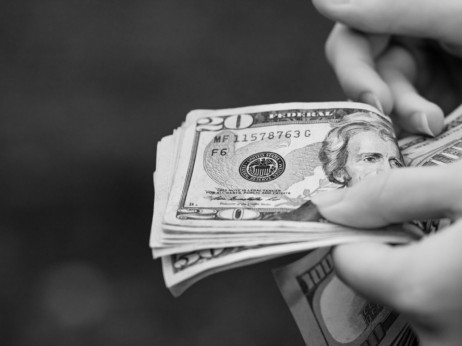 Zašto je dolar ove godine u slobodnom padu