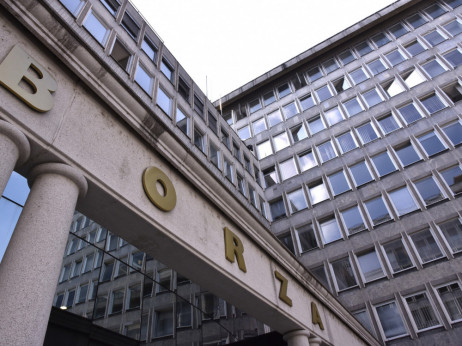 Zgodbe tedna: primerjava slovenskih blue chipov, delnica Luke Koper, stanovanjske dražbe